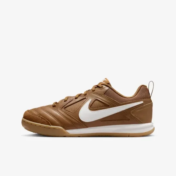 nike-gato-light-british-tan-gum-light-brown-ivory-archaeo-brown-gs-hv9596-200 | Exklusive Kollektion Im Atletico De Madrid Shop
